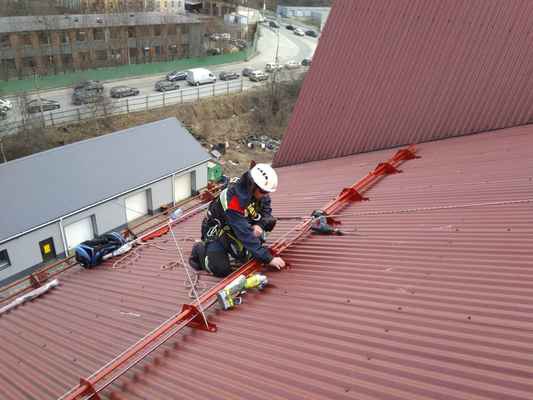 Фото объявления: Установка снегазадержателей на крыше в Новосибирске