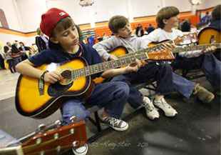 Фото объявления: Уроки по игре на шестиструнной гитаре для начинающих. в Североуральске