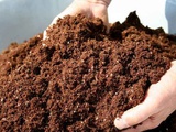 Перегной для удобрения почвы с доставкой