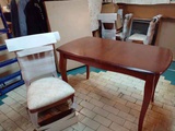Раздвижной обеденный стол и четыре стула